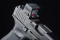 Kolimator Holosun EPS MRS Red Dot Solar - na zamku pistoletu Glock, prawa strona z komorą baterii