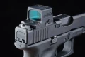 Kolimator Holosun EPS MRS Red Dot Solar - na pistolecie Glock, widok z tyłu nad szczerbinką