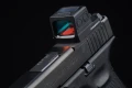 Kolimator Holosun EPS MRS Red Dot Solar - na pistolecie Glock, lewa strona z przyciskami jasności