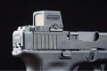 Kolimator Holosun EPS Carry MRS Red Dot Solar Panel - na zamku pistoletu Glock, widok z prawej nad szczerbinką