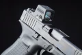 Kolimator Holosun EPS Carry MRS Red Dot Solar Panel - na pistolecie Glock, przednie okno i prawa strona