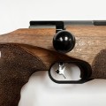 Sztucer Keppeler .223 Rem z osadą Kunysz, zbliżenie na czarną gałkę zamka, srebrny spust w czarnym, owalnym kabłąku spustowym, kolba typu thumbhole z teksturowanym chwytem