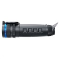 Pulsar Telos LRF XP50 profil poziomy monokularu z boku, cztery kwadratowe przyciski sterujące i profilowana muszla.