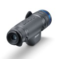Pulsar Telos LRF XP50 widok ukośny od okularu z lewej strony, czarna obudowa z widocznym portem USB oraz nazwą modelu