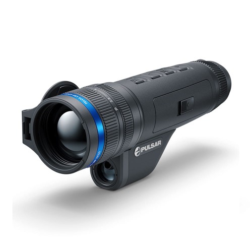 Pulsar Telos LRF XP50 termowizor ukośnie z przodu, widoczny obiektyw z niebieskim ringiem oraz dolny moduł dalmierza