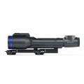 Pulsar Talion XQ35 Pro pokazany z lewego profilu na montażu, prezentując zwartą i kompaktową budowę urządzenia.