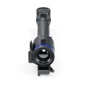 Pulsar Talion XQ35 Pro w ujęciu od przodu na wprost, ukazującym soczewkę obiektywu z otwartą, boczną klapką ochronną.