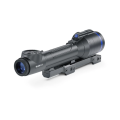 Pulsar Talion XQ35 Pro widoczny od tyłu pod skosem, prezentując okular, panel z przyciskami oraz niebieski włącznik.