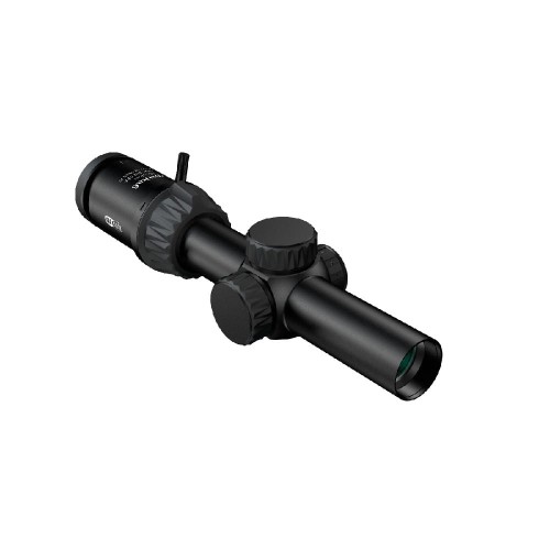 Biegowa luneta Meopta Optika6 1-6x24 SFP RD pod kątem na białym tle, widoczna dźwignia i zielonkawa przednia soczewka.