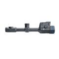 Pulsar Thermion 2 XL50 LRF zaprezentowany z lewego profilu, ukazując pełną konstrukcję tubusu tego celownika na białym tle.
