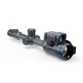 Pulsar Thermion 2 XL50 LRF z widocznym z boku oznaczeniem HD, zaprezentowany pod skosem na czystym, białym tle.