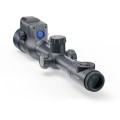 Pulsar Thermion 2 XL50 LRF w rzucie od strony okularu, prezentując niebieski włącznik oraz wieżyczki regulacyjne lunety.