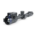 Pulsar Thermion 2 XG50 LRF ukazany pod kątem od przodu, prezentując zintegrowany dalmierz i obiektyw z niebieskim ringiem.