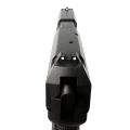 Pistolet H&K USP kal. .45 ACP – zbliżenie na lufę i przyrządy celownicze