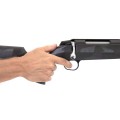 Sztucer Tikka T3x Carbon Raven - ręka chwytająca pistoletowy chwyt kolby ze spustem