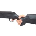 Sztucer Tikka T3x Carbon Raven - ręka w rękawiczce chwytająca chwyt kolby ze spustem