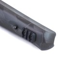 Sztucer Tikka T3x Carbon Raven - zbliżenie na przedni koniec łoża z bolcem do pasa, widok skośny