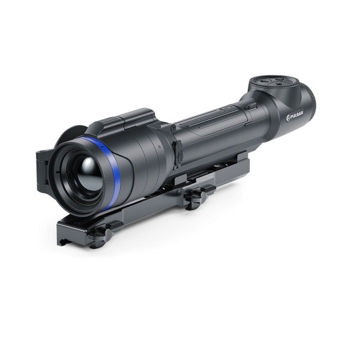 Pulsar Talion XQ35 Pro ukazany pod kątem na szynie montażowej, prezentując obiektyw z niebieskim pierścieniem.