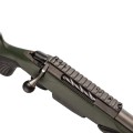 Sztucer Tikka T3x Super Varmint - zbliżenie na zamek z rączką i szynę Picatinny na zielonym łożu