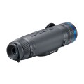 Termowizor Pulsar Telos XQ35 w ujęciu od tyłu pod kątem, widoczna muszla oczna, port USB i oznaczenie modelu na obudowie.