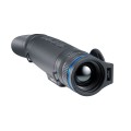 Termowizor Pulsar Telos XQ35 pokazany od przodu pod kątem z widocznym obiektywem oraz otwartą gumową klapką ochronną.
