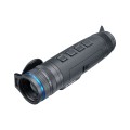 Termowizor Pulsar Telos XQ35 w rzucie od góry pod kątem, widoczny podłużny panel z czterema przyciskami sterującymi.