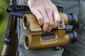 Lornetka z dalmierzem Leica Geovid 10x42 PRO AB trzymana w dłoni podczas polowania