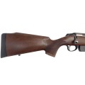 Sztucer Tikka T3x Varmint Stainless - zbliżenie na kolbę orzechową i mechanizm spustowy
