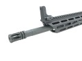 Karabinek Mossberg MMR Carbine - zbliżenie na wylot lufy z tłumikiem błysku i złożoną celownicą przednią na szynie M-LOK