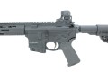 Karabinek Mossberg MMR Carbine - zbliżenie na komorę zamkową, chwyt pistoletowy, przełącznik bezpiecznika i celownik tylny