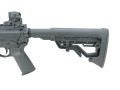 Karabinek Mossberg MMR Carbine - zbliżenie na regulowaną kolbę z napisem Mossberg i chwyt pistoletowy