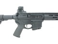 Karabinek Mossberg MMR Carbine - zbliżenie na komorę zamkową z rozłożonym celownikiem tylnym i widoczną dźwignią zamka, chwyt pistoletowy