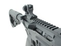 Karabinek Mossberg MMR Carbine - zbliżenie na rozłożony celownik tylny i szynę Picatinny, widoczny przełącznik bezpieczeństwa FIRE/SAFE