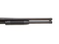Strzelba pump-action Maverick by Mossberg 88 - zbliżenie na łoże pompy i lufę z magazynkiem rurowym