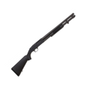 Strzelba pump-action Mossberg 590A1 - widok ogólny, pełna sylwetka, czarna, krótka lufa z osłoną termiczną