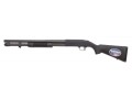 Strzelba pump-action Mossberg 590A1 - widok pod kątem z widoczną naklejką Mossberg na kolbie