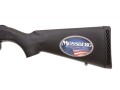 Strzelba pump-action Mossberg 590A1 - zbliżenie na kolbę z naklejką Mossberg "Built Rugged Proudly American"