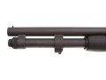 Strzelba pump-action Mossberg 590A1 - zbliżenie na wylot lufy z osłoną termiczną i magazynkiem rurowym