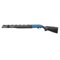 Beretta 1301 Comp Pro - strzelba z niebieskim odbiornikiem i czarną kolbą, widok z lewej