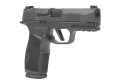 Pistolet Sig Sauer P365X Macro - zbliżenie na lufę, widok z prawej strony pod kątem