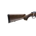 Sztucer Tikka T3x Hunter - zbliżenie na kolbę orzechową z gumową stopą i komorę zamkową