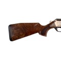Sztucer Browning Maral 4X Ultimate (drewno klasy 4) - zbliżenie na kolbę z bogatym usłojeniem drewna klasy 4 oraz widoczny fragment grawerowanej komory zamkowej