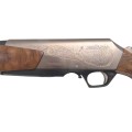 Sztucer Browning Maral 4X Ultimate (drewno klasy 4) - zbliżenie na komorę zamkową z grawerowaną sceną myśliwską i napisem Browning