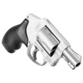 Rewolwer Smith&Wesson 642 kal. 38 S&W - widok z prawej strony pod kątem