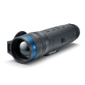 Pulsar Telos XL50 monokular termowizyjny w perspektywie trzy czwarte, widoczny obiektyw z otwartą gumową klapką ochronną.