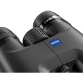 Lornetka Zeiss Conquest HDX 8x32 – zbliżenie na centralne pokrętło ostrości oraz logo Zeiss na obudowie