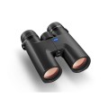 Lornetka Zeiss Conquest HDX 10x42 w ujęciu z przodu pod kątem, prezentująca obiektywy, centralne pokrętło ostrości