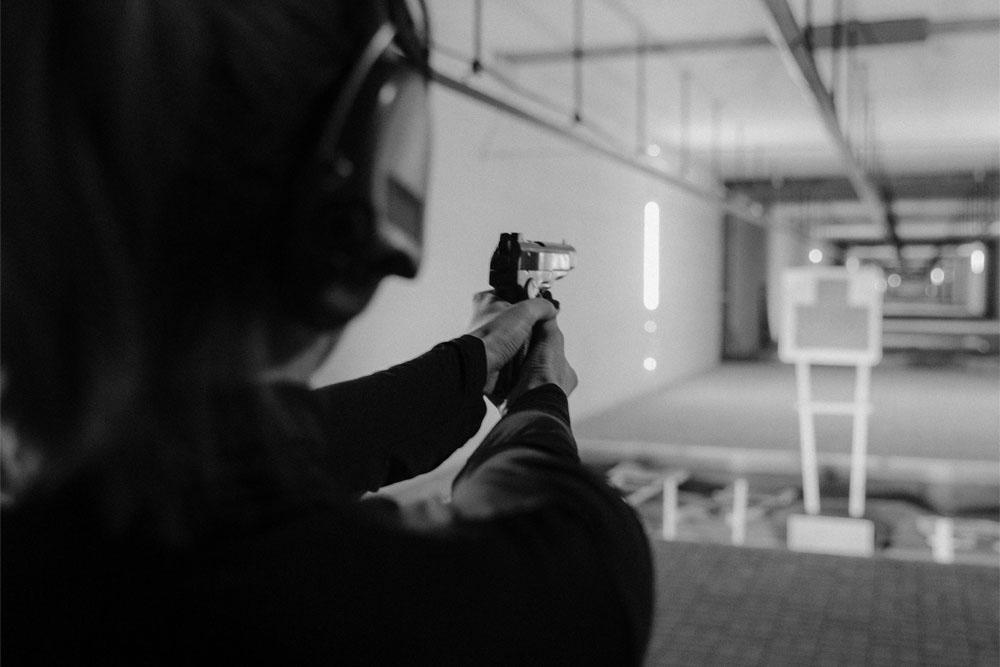 Jak wybrać pistolet na strzelnicę? Poradnik dla początkujących strzelców